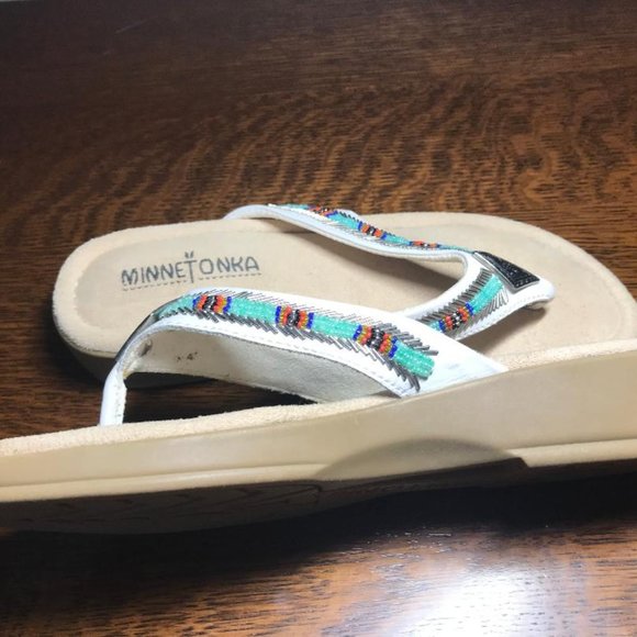 MINNETONKA SANDAL, WHITE LEATHER BEADED, SIZE 5 - Picture 2 of 2